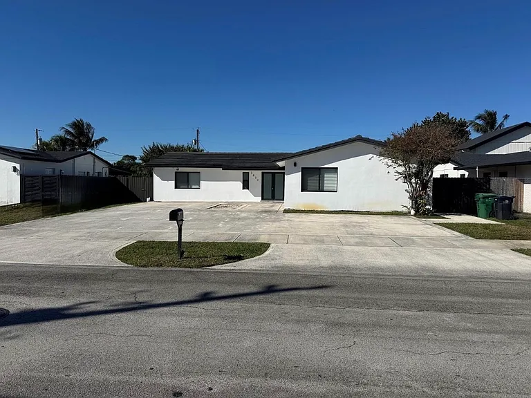 2832 SW 124th Ct — Photo 1