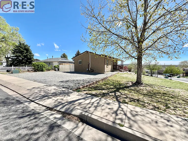 2739 Straus Ln — Photo 24