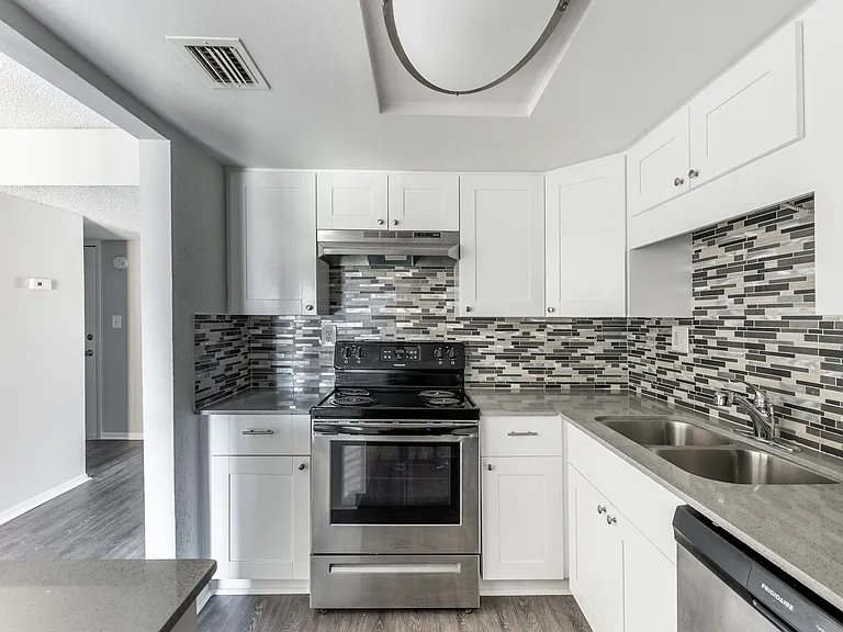 River View Apartments — Photo 17