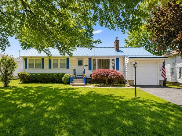 1002 Gwinn St, Medina, NY 14103