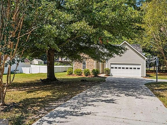 3rd image of 311 Sweetbriar Ln