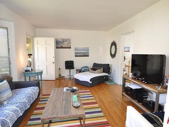 3rd image of 1324 1/2 Ocean Park Blvd