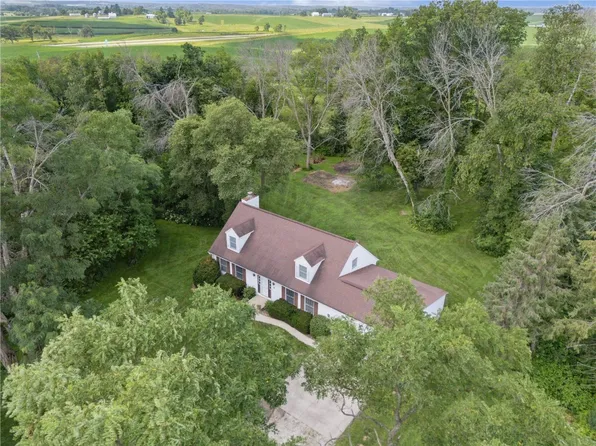 5 Hillcrest Heights Ln, Mount Vernon, IA 52314