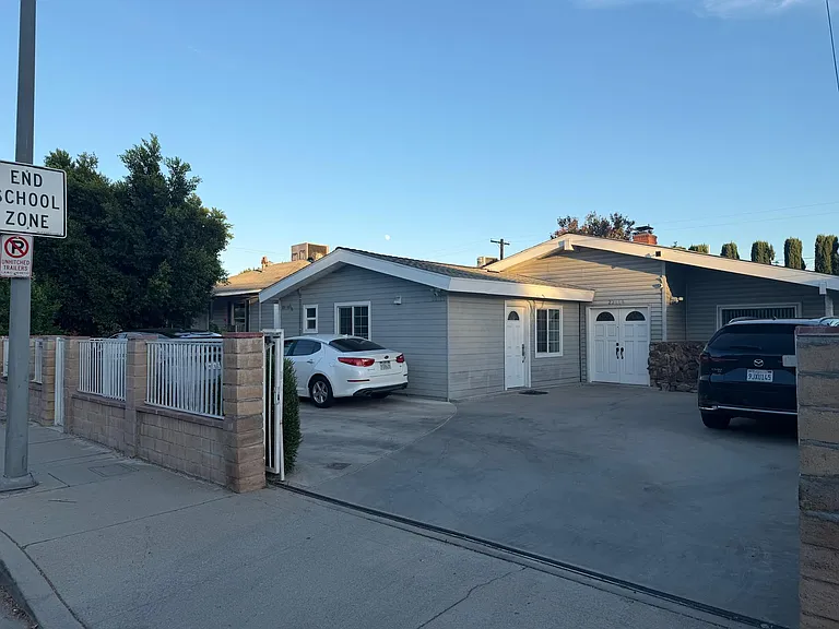 22118 Saticoy St — Photo 3