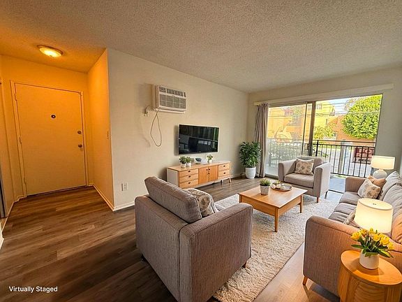 3rd image of 11116 Moorpark St #101
