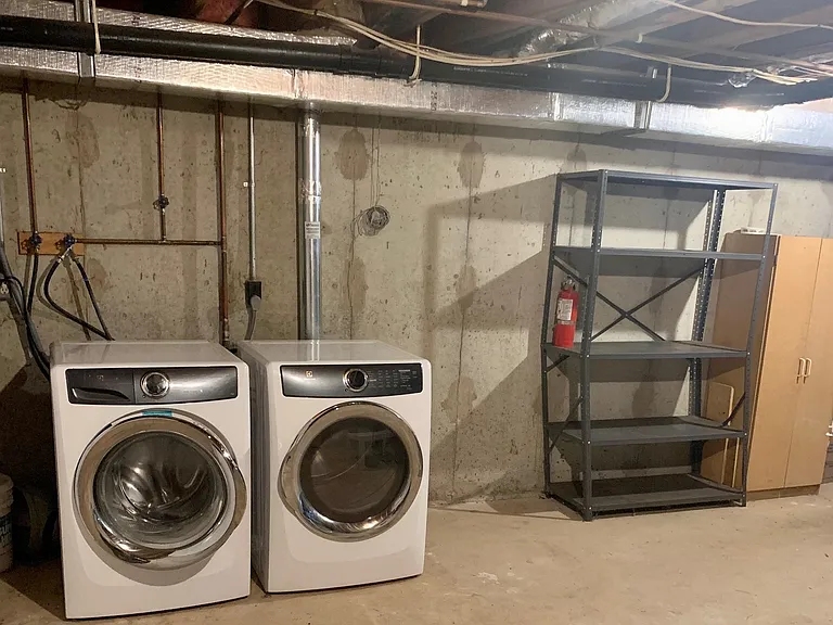 Washer/dryer included