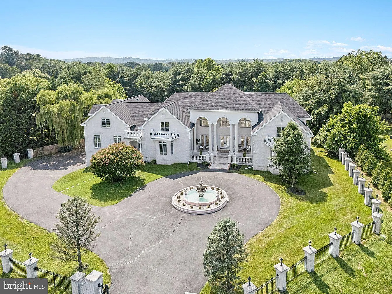 6 bed, 7.5 bath, 10000 sqft, $15,000 — Photo 1