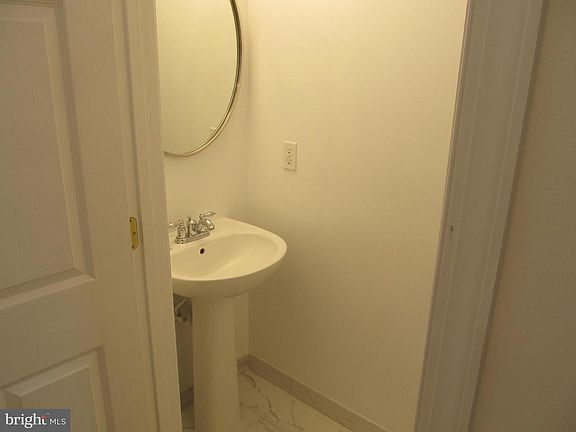 3rd image of 36 River Ln