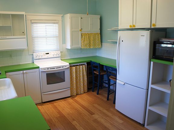 2nd image of 1015 Claremont St