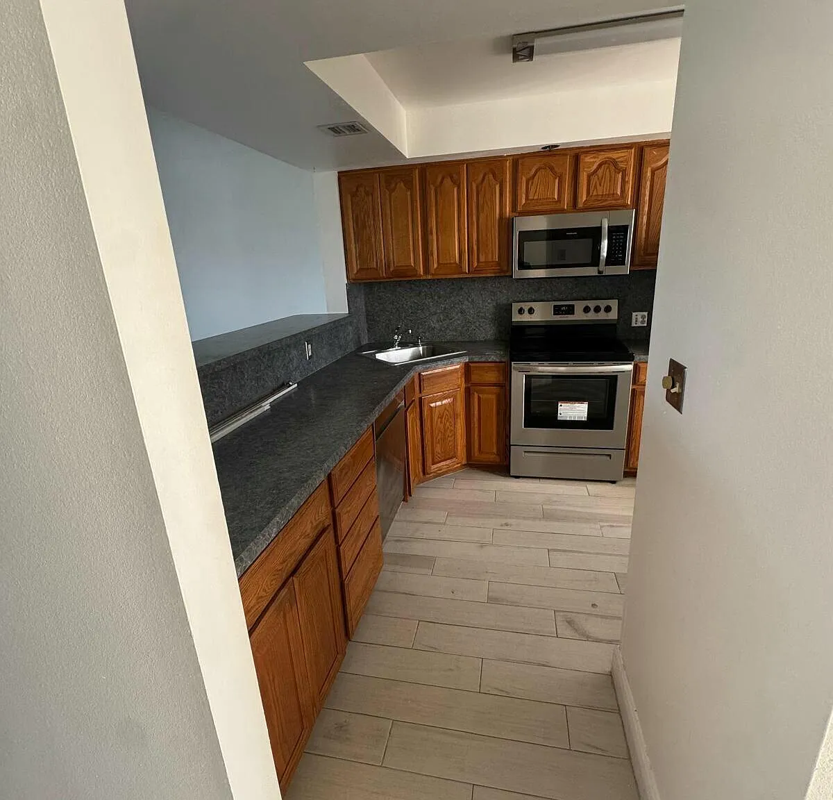 2 bed, 2.0 bath, 1042 sqft, $2,100 — Photo 4