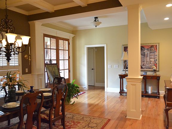 Foyer/dining room