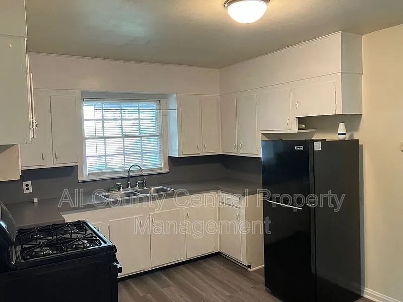 3 bed, 1.0 bath, 1594 sqft, $1,395 — Photo 3