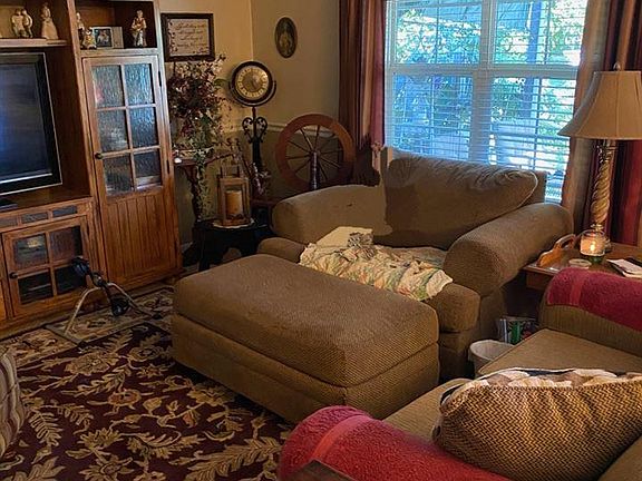 3rd image of 47 Cambridge Dr