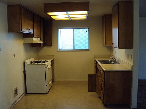 3rd image of 1414 N Oak Park St
