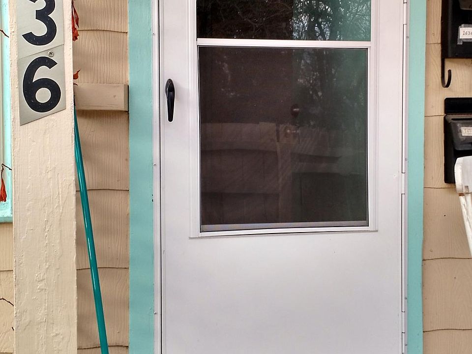 Front Entry. Cute! Or perfectly functional. Your choice!