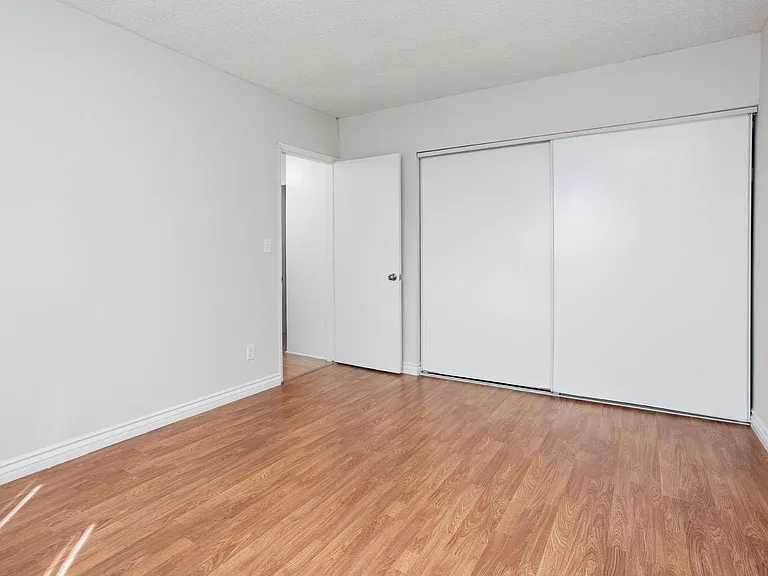 12860 Oxnard St #5 — Photo 13