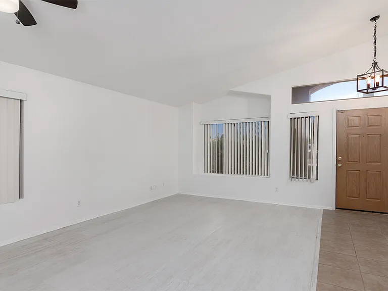 537 E Appaloosa Rd — Photo 2
