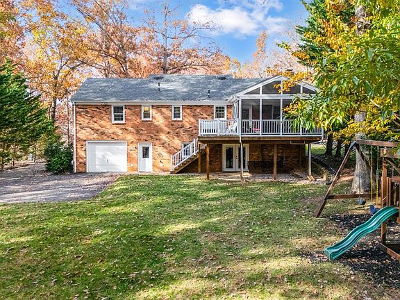 5th image of 210 Woodbourne Dr