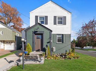 13 Gotham St, Valley Stream, NY 11581