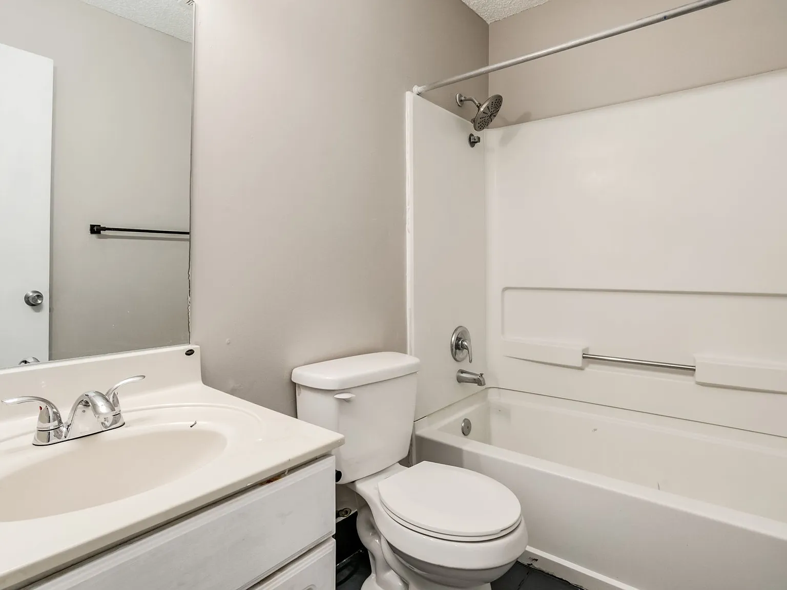 Spacious 4 Bedroom — Photo 4
