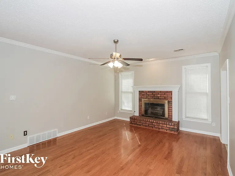719 Gable Ln — Photo 3