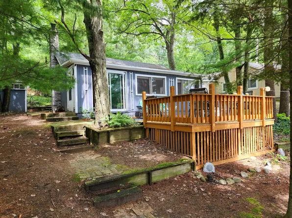 941 Lake Dr, Harrison, MI 48625