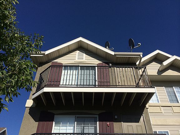 3rd floor unit with vaulted ceilings