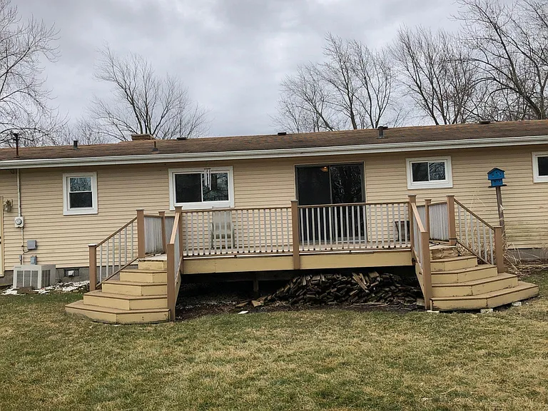 Full view of rear deck