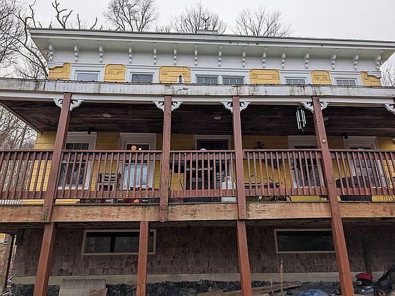 4th image of 32 E Main St