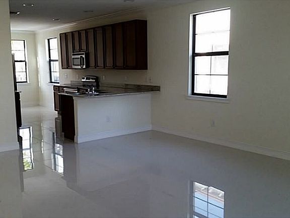 4th image of 2721 NE 14th St Unit 103