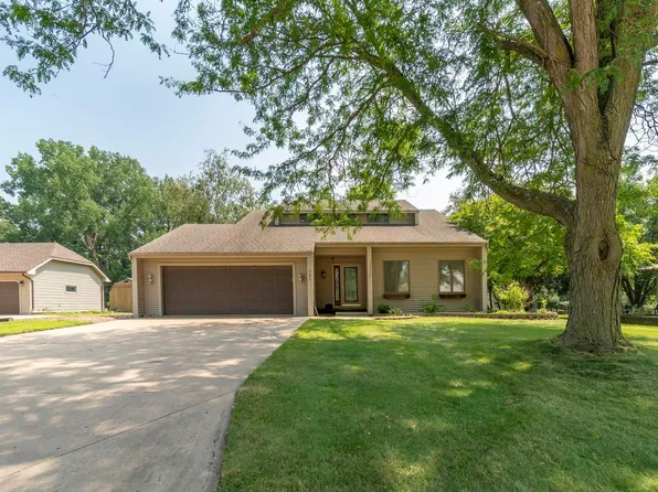 721 8th St SE, Independence, IA 50644