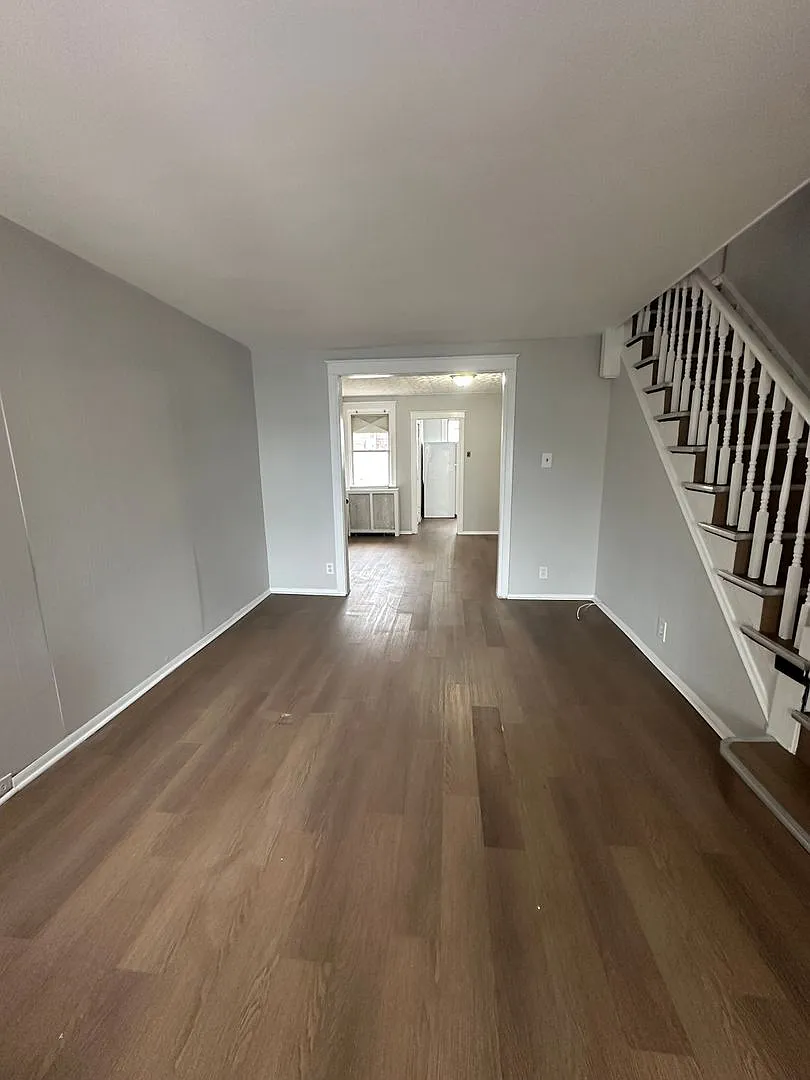 Lovely 3-bedroom townhome near 69th St. — Photo 3
