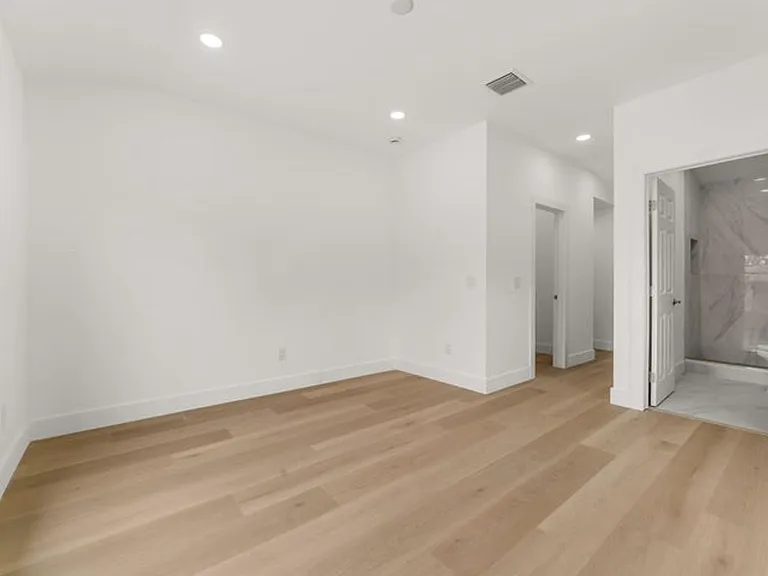 111 W 35th St — Photo 13