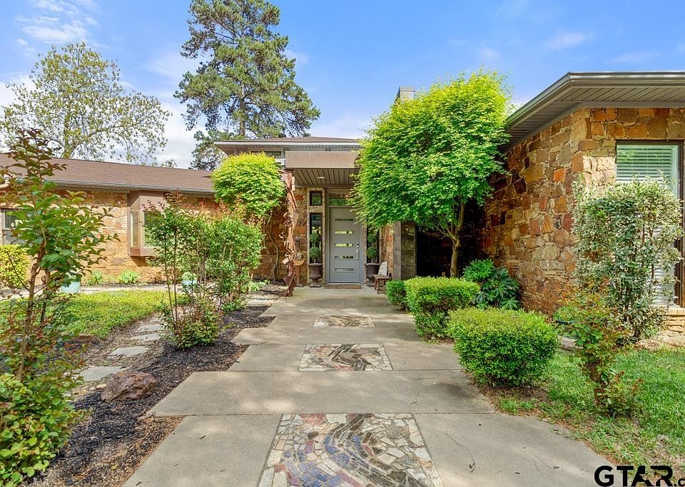 1st image of 23677 Greenway Dr