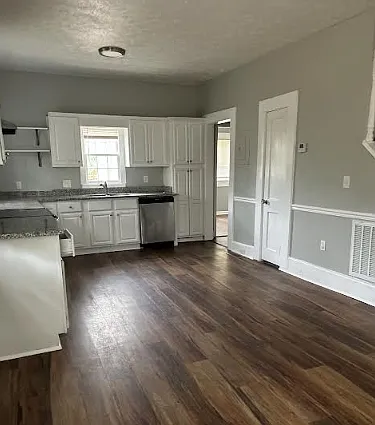 920 Lamore St — Photo 3
