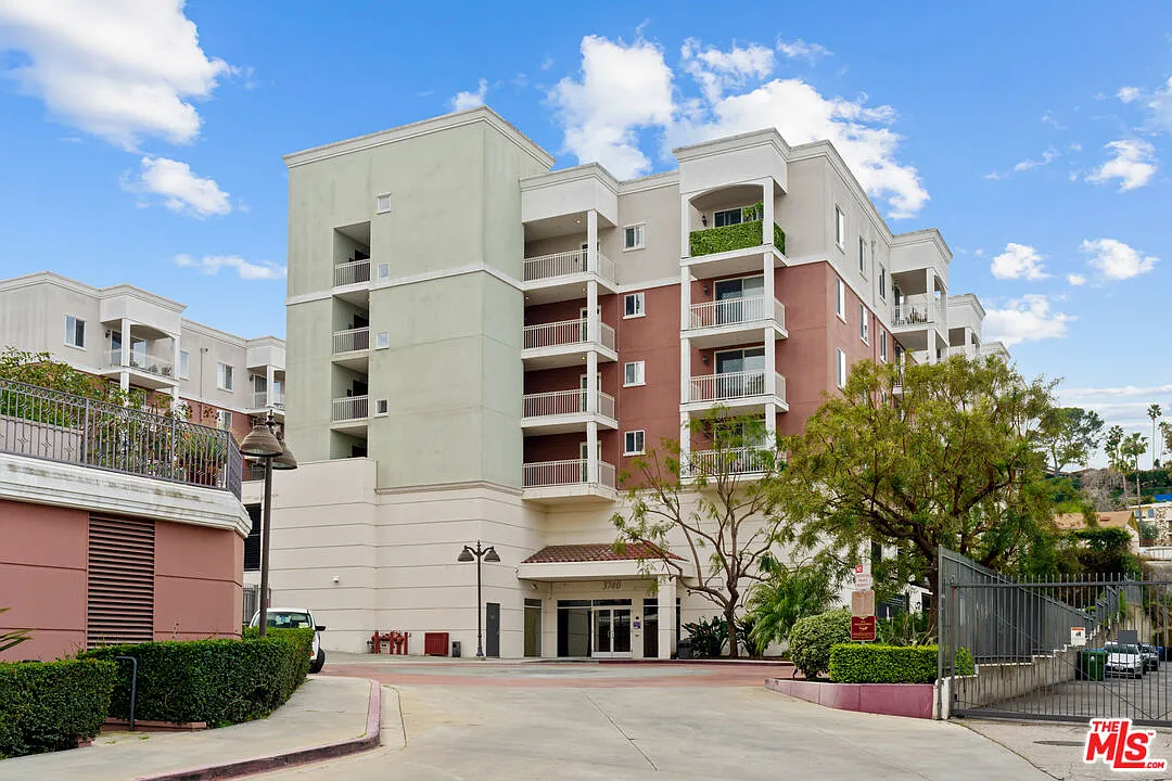 2 bed, 2.0 bath, 1000 sqft, $3,500 — Photo 3