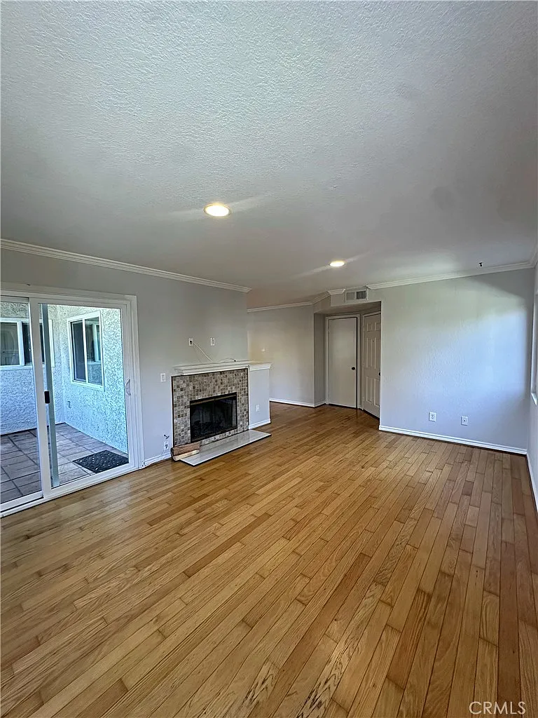 2 bed, 1130 sqft, $4,500 — Photo 2
