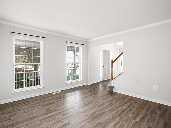 4th image of 20 Saint Marks Ct