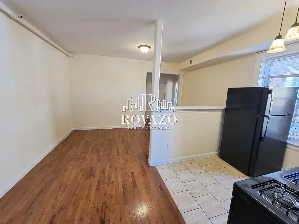 Building Photo - 1304-1305 Clinton Ave #25A