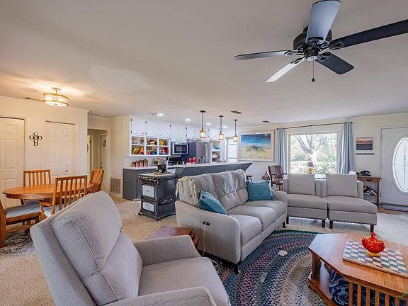 3rd image of 138 Hideaway Ln E