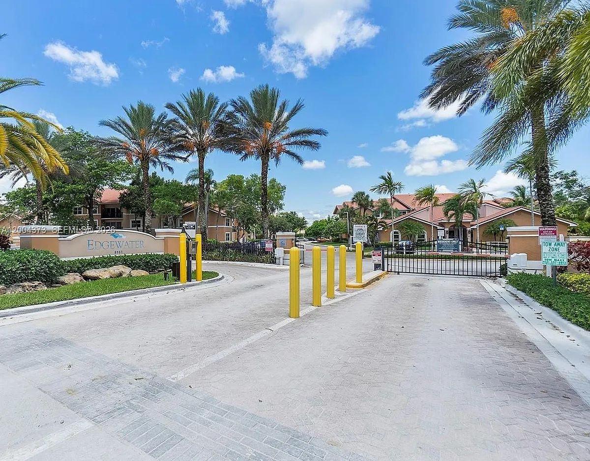 Building Photo - 8761 Wiles Rd #306