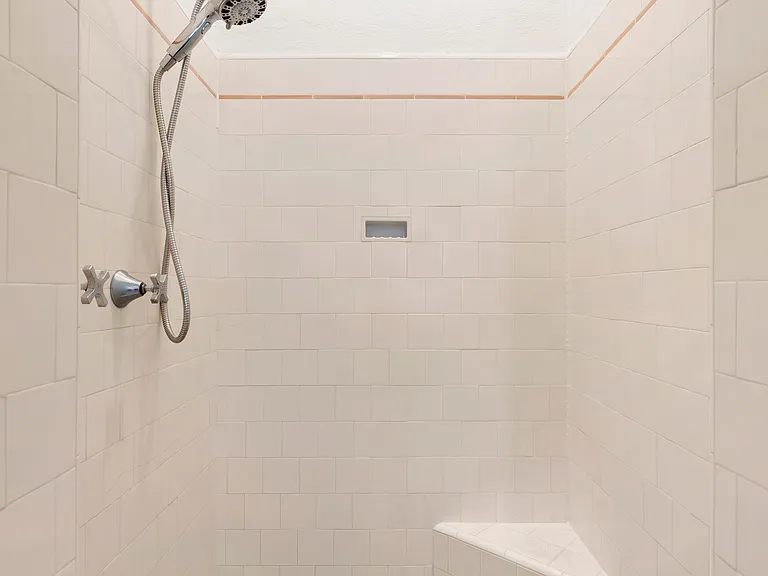 2011 N Beachwood Dr #2013 — Photo 14