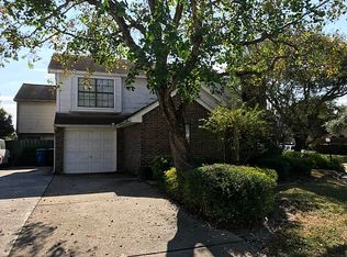 30 Regency Ln, Houston, TX 77088