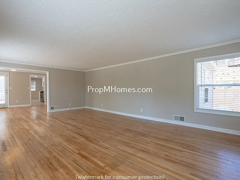 12566 SE 27th Ave — Photo 5