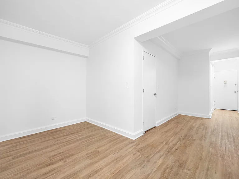 136 E 55th St #2R — Photo 5