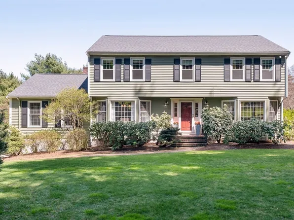 17 Stuart St, Medfield, MA 02052