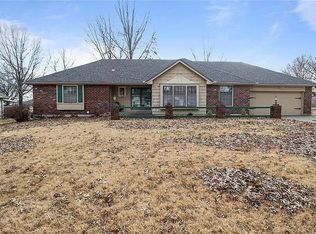 1006 SW Rainbow Ln, Blue Springs, MO 64015