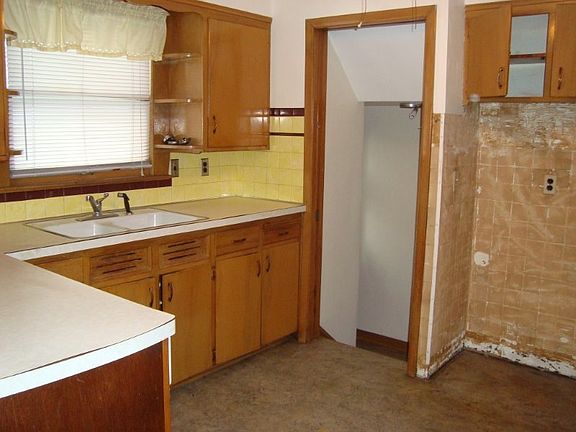 4th image of 8221 Rosewood Ave