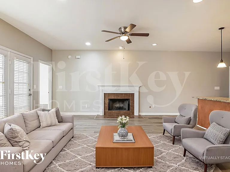 1092 Fairbank Ln — Photo 3