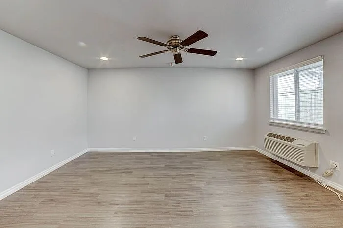 2639 E 10th St #4 — Photo 7